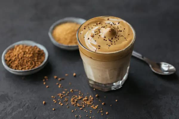 Café dalgona frío servido en vaso